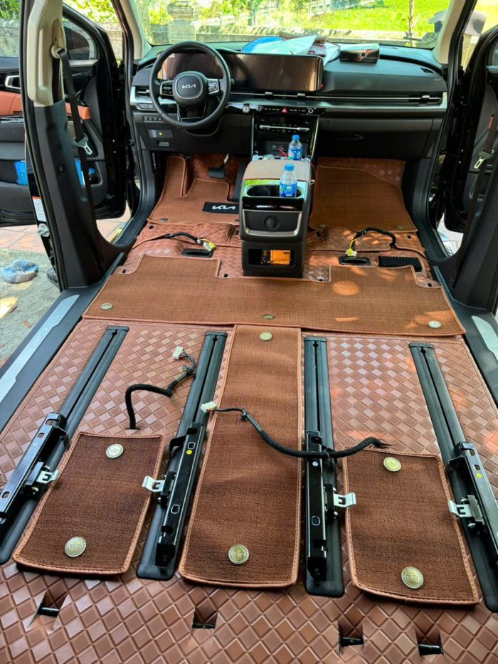 Hình ảnh lắp đặt thực tế thảm lót sàn ô tô 360 cho xe Kia Canival tại Panda Auto