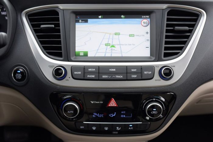 man-hinh-o-to-xe-Hyundai-Accent-nguyen-ban 