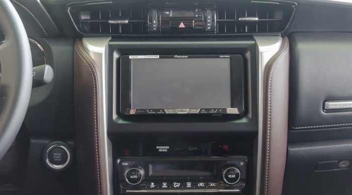 man-hinh-nguyen-ban-tren-xe-Toyota-Fotuner-2017