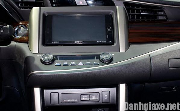 man-hinh-nguyen-ban-theo-xe-Innova