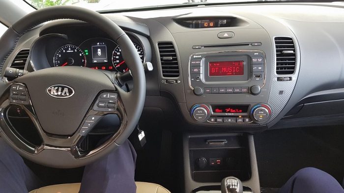 man-hinh-CD-nguyen-ban-tren-xe-Kia-Cerato