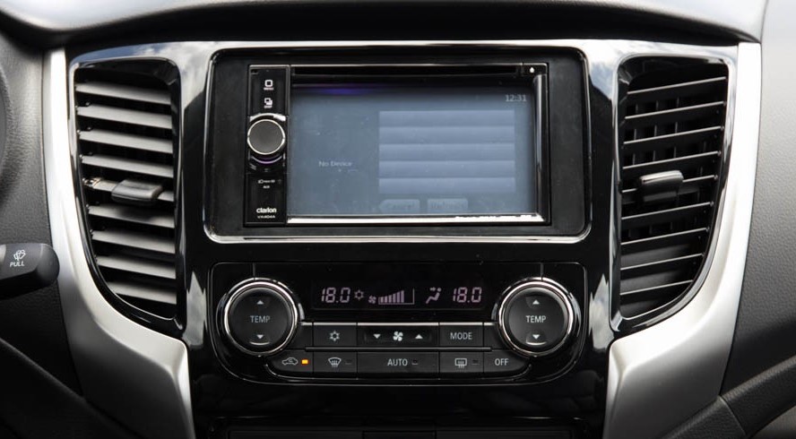 man-hinh-o-to-nguyen-ban-tren-xe-Mitsubishi-Triton