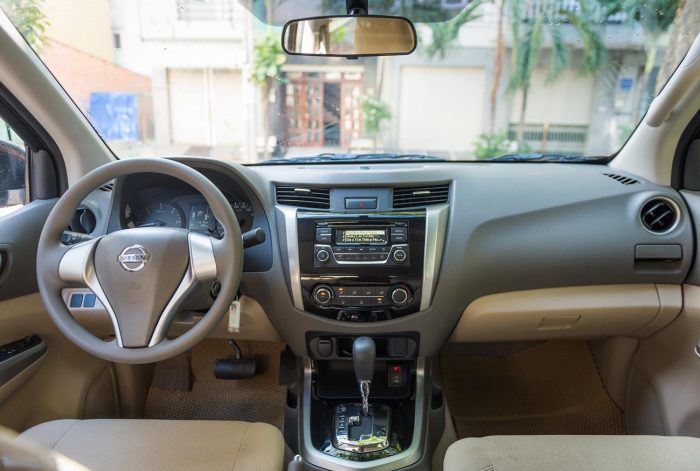 man-hinh-o-to-nguyen-ban-tren-xe-Nissan-Navara