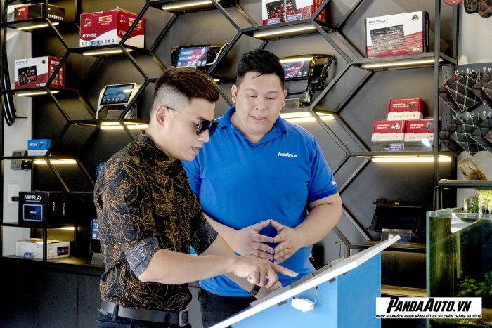Khách hàng tới trải nghiệm sản phẩm tại Panda Auto