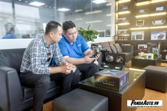 Khách hàng thăm quan và trải nghiệm miễn phí sản phẩm tại phòng trải nghiệm sản phẩm