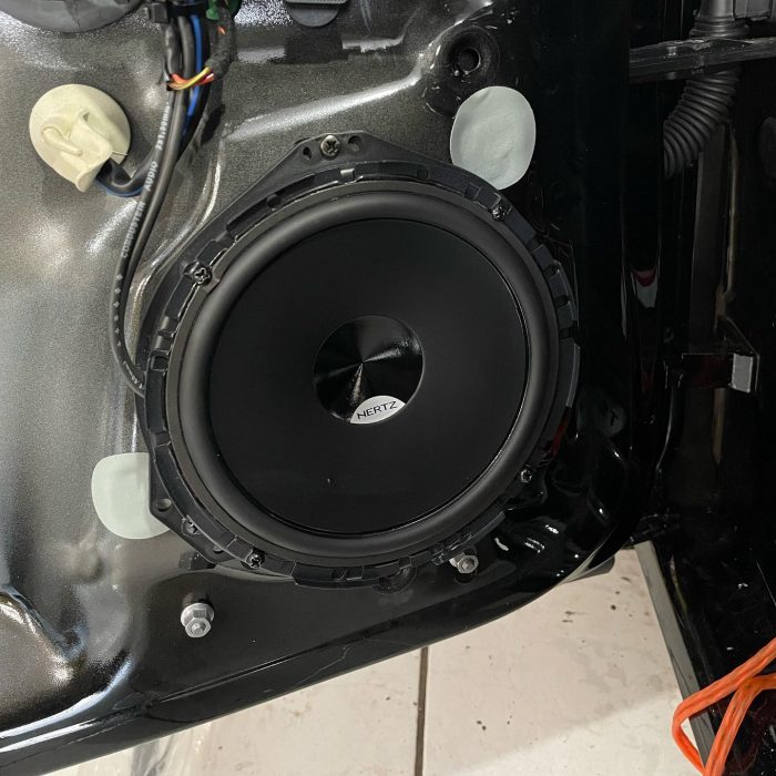 Loa cánh xe hơi Hertz DSK 170.3 dòng Dieci của thương hiệu Hertz - Italia đem đến cho bạn một hệ thống âm thanh chất lượng cao với sự đơn giản tối đa. Sử dụng công nghệ Vcone độc quyền cho âm thanh đáng kinh ngạc với âm trung và âm cao chi tiết. Thông số kỹ thuật Dải tần hoạt động: 50Hz - 23kHz Công suất loa: 80W RMS - 160W MAX Trở kháng: 4ohm Độ nhạy: 93dB Kích cỡ: 170mm (6.7inch) Thiết kế của loa cánh Hertz DSK 170.3 Hình ảnh loa cánh Hertz DSK 170.3 Dòng loa được thiết kế chắc chắn, đẹp mắt và tiện dụng với trọng lượng chỉ 0.53kg. Đây là dòng loa có nhiều điểm khác biệt nhờ ứng dụng công nghệ độc quyền V-Cone để tạo ra đáp ứng cho trục chính tốt nhất, âm thanh bass mạnh mẽ. Sản phẩm được thiết kế có độ tản nhiệt cao nên trong quá trình sử dụng không lo vấn đề nóng loa ảnh hưởng đến tuổi thọ sản phẩm. Việc lắp đặt sản phẩm không ảnh hưởng đến những thiết bị nguyên bản trên xe mà còn giúp chiếc xe của bạn đẹp hơn. Lắp đặt loa DSK 170.3 cho xe của bạn, đảm bảo bạn sẽ thấy chiếc xế yêu của mình sang trọng và lịch sự hơn rất nhiều. Tính năng nổi bật Những tính năng nổi trội từ công suất đến chất lượng âm thanh đã tạo nên sự khác biệt và ưu thế cho DSK 170.3 Sản phẩm có công suất mạnh mẽ Các dòng loa khác hầu như chỉ có công suất 120W thì với DSK 170.3 được cải tiến với mức công suất mạnh mẽ lên đến 160W. Công suất cao đáp ứng được nhu cầu giải trí cho những chặng đường dài, tần suất sử dụng liên tục. Sản phẩm có chất lượng âm thanh tốt Sản phẩm có độ nhạy 93dB, chất lượng chân thật, âm bass mạnh mẽ đem đến những trải nghiệm âm thanh tuyệt vời cho người sử dụng. Đồng thời cấu tạo các màng bảo vệ, giảm rung tối đa, bạn sẽ thỏa thích nghe nhạc với âm lượng lớn mà không sợ loa bị rè do rung đập. Trang bị nhiều vật liệu có hiệu suất cao Loa cánh Hertz DSK 170.3 được trang bị nam châm Neodymium và màng PEI, đảm bảo dải tần số cao mở rộng. Rất ít dòng loa cùng phân khúc được kết hợp với siêu nam châm Neodymium. Vị trí lắp đặt Hình ảnh loa cánh Hertz DSK 170.3 Loa Hertz DSK 170.3 được lắp đặt ở vị trí cánh cửa ô tô. Lý do nên trang bị loa cánh Hertz DSK 170.3 cho xế yêu của bạn? Hình ảnh loa cánh Hertz DSK 170.3 Với công suất tối đa lên đến 160W loa cánh Hertz DSK 170.3 giúp xe đạt tới mọi tuyệt đỉnh trải nghiệm âm thanh, giảm được các tạp âm và cho phản ứng ngoài trục đáng kinh ngạc và dải trung-cao chi tiết. Loa cánh Hertz DSK 170.3 là một sản phẩm đáng để bạn trải nghiệm.