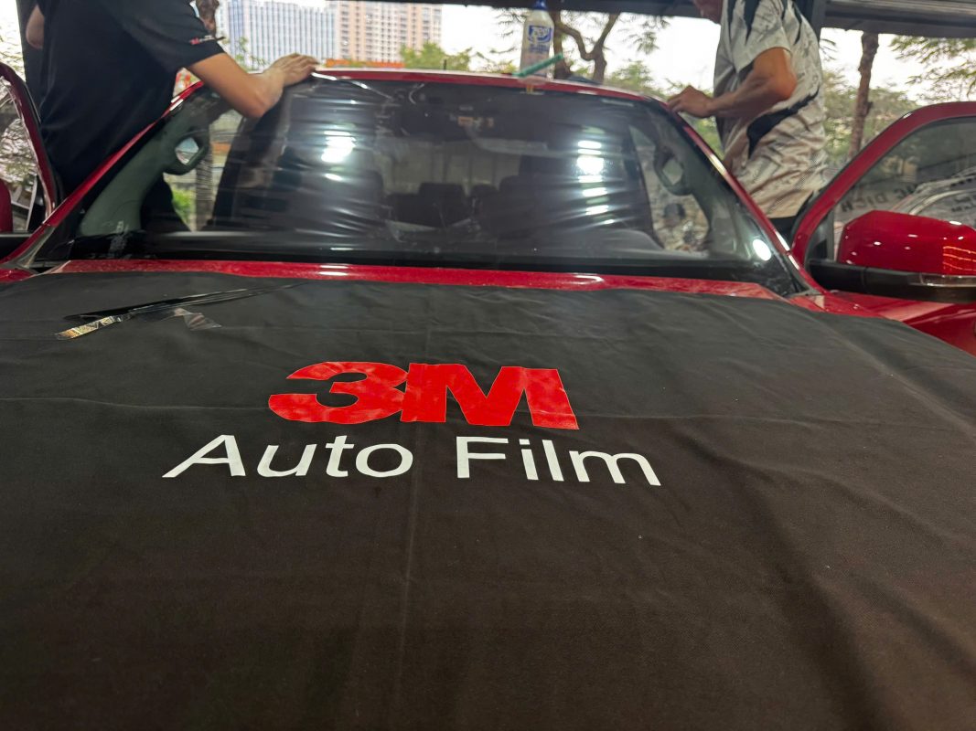 dán phim cách nhiệt ô tô tại Panda Auto